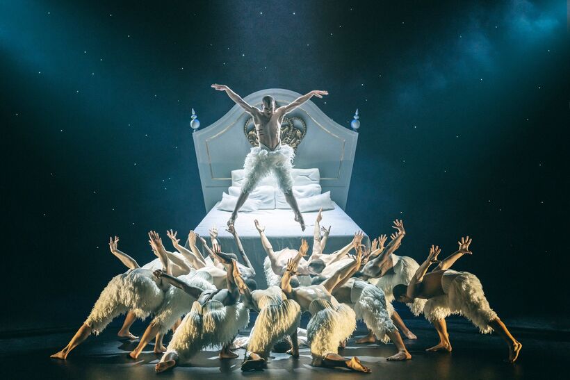Matthew Bourne. Labutí jezero. Foto: Johan Persson.